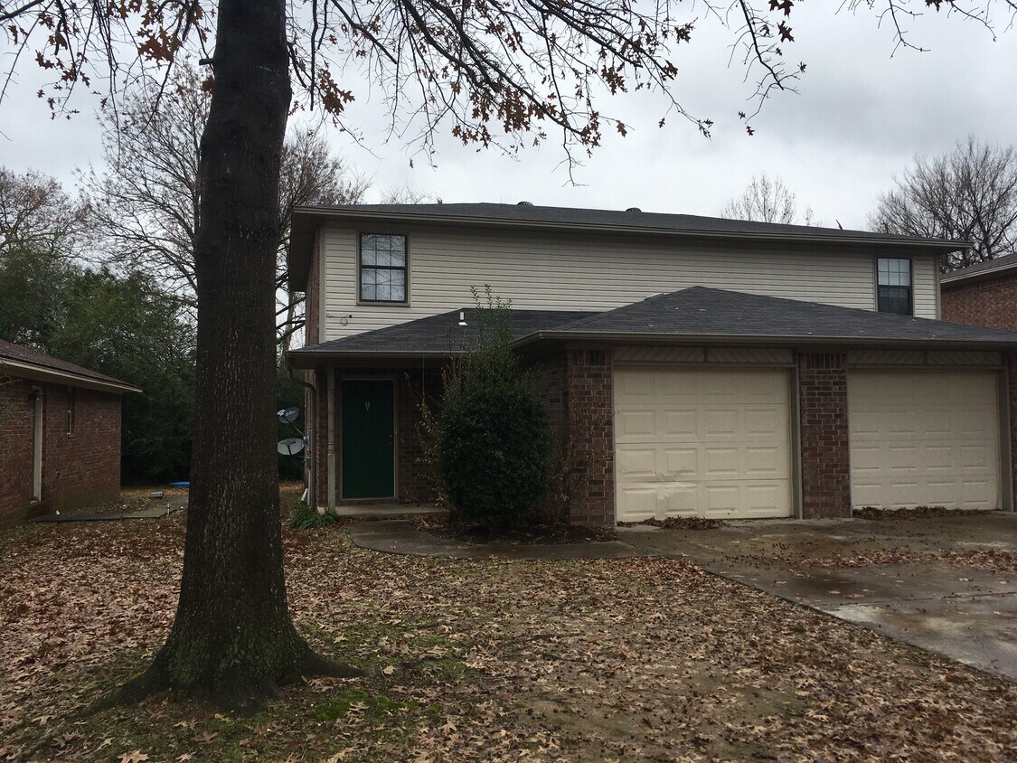 Primary Photo - 407 Valley Dr