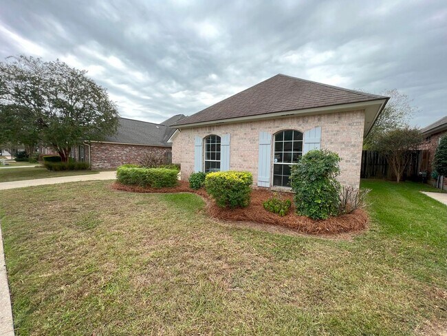 Building Photo - Move in Special!!!!!!  3 BR/2BA 1,807 Sq F...