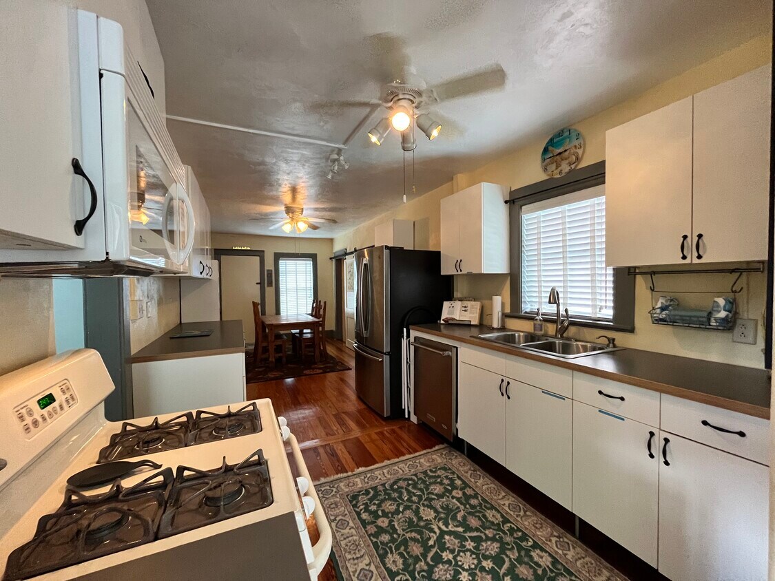 HUGE eat-in kitchen - 606 5th Ave