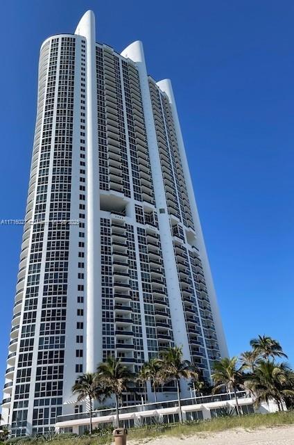 Foto principal - 18201 Collins Ave