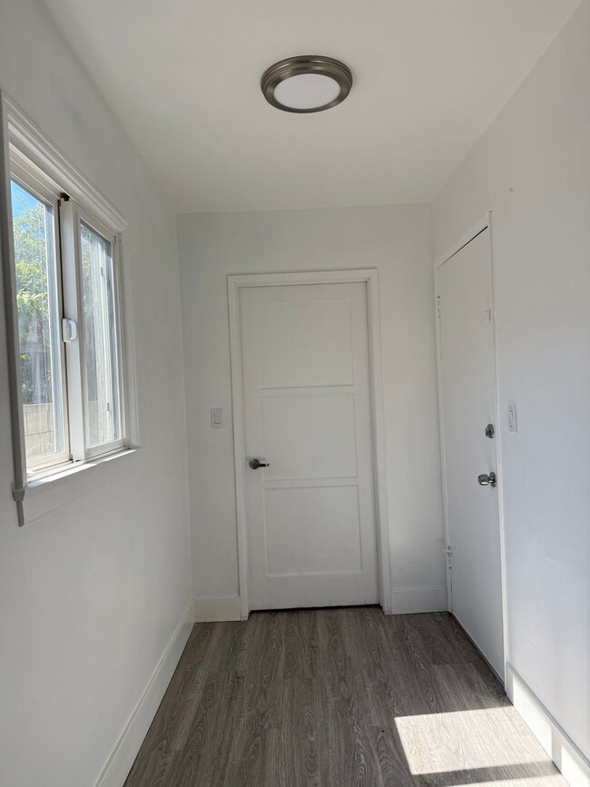 Building Photo - Van Nuys, 2br -1ba HOME