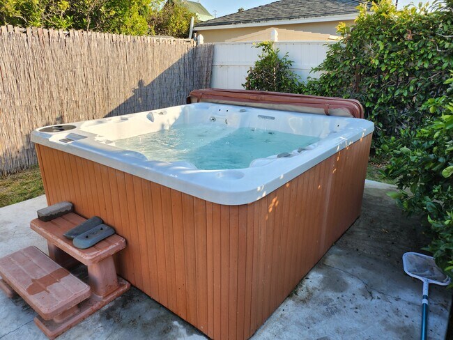 Jacuzzi - 2939 Kelton Ave