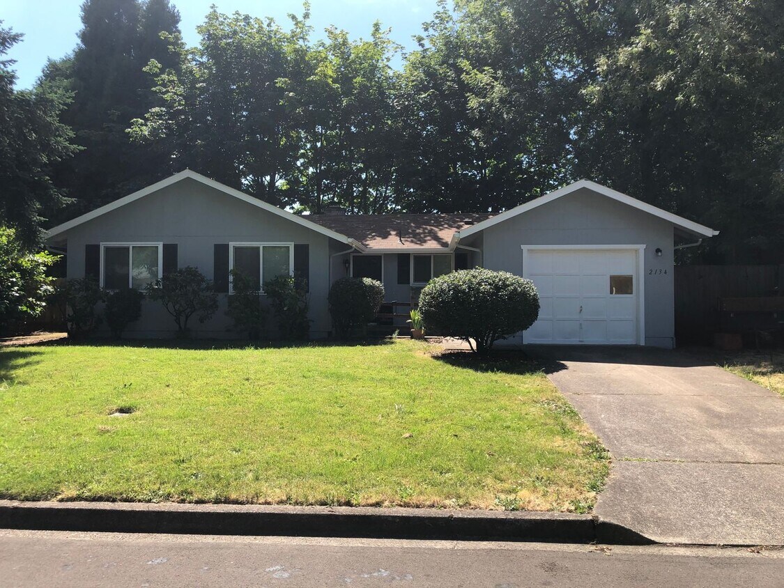 Foto principal - 3 bedroom home with large bonus room and f...