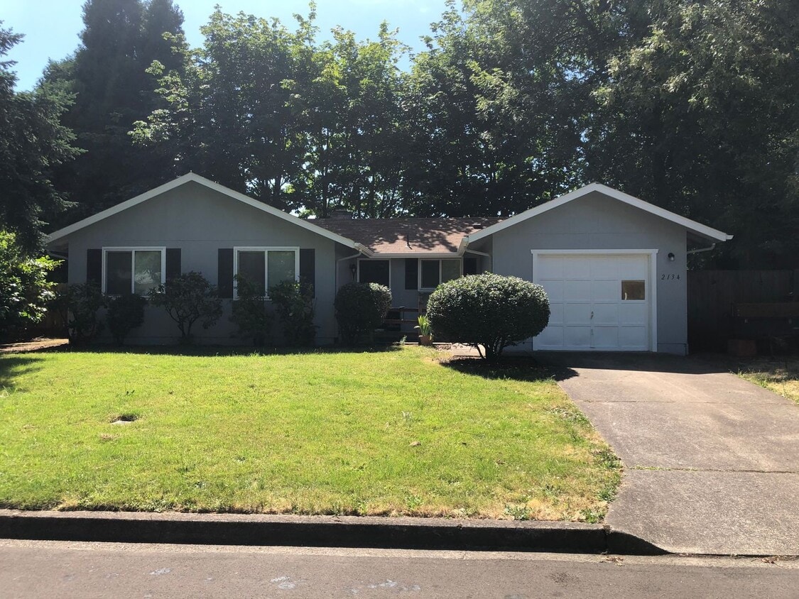 Primary Photo - 3 bedroom home with large bonus room and f...