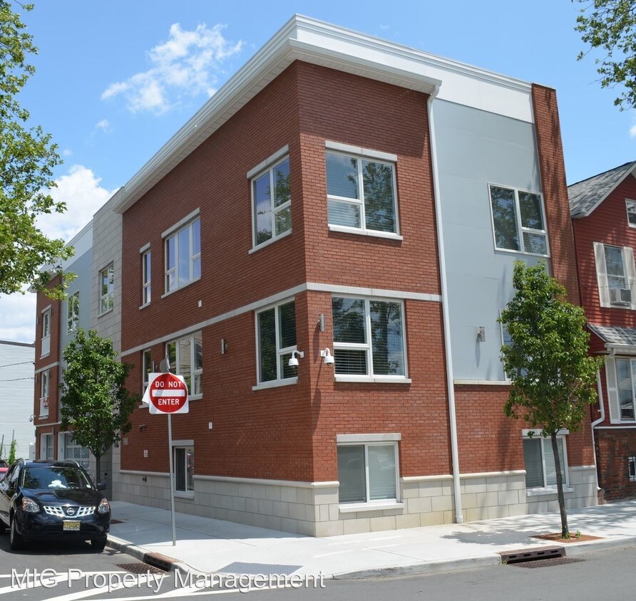 Primary Photo - 11 Garrison St