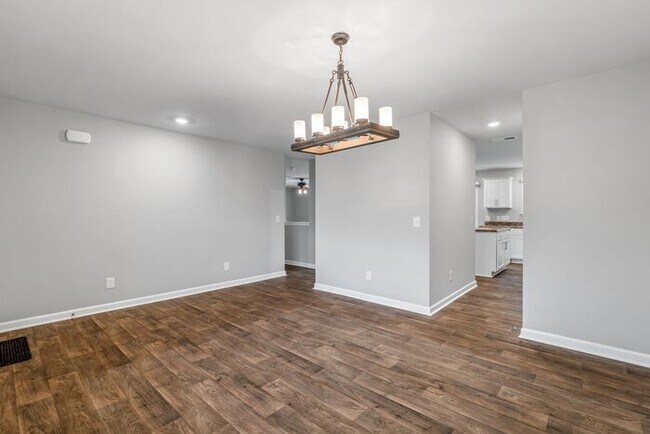 Foto del edificio - Newer Home in Reedy Fork, So Many Upgrades, SS Appliance, Loft, Garage, Fenced!