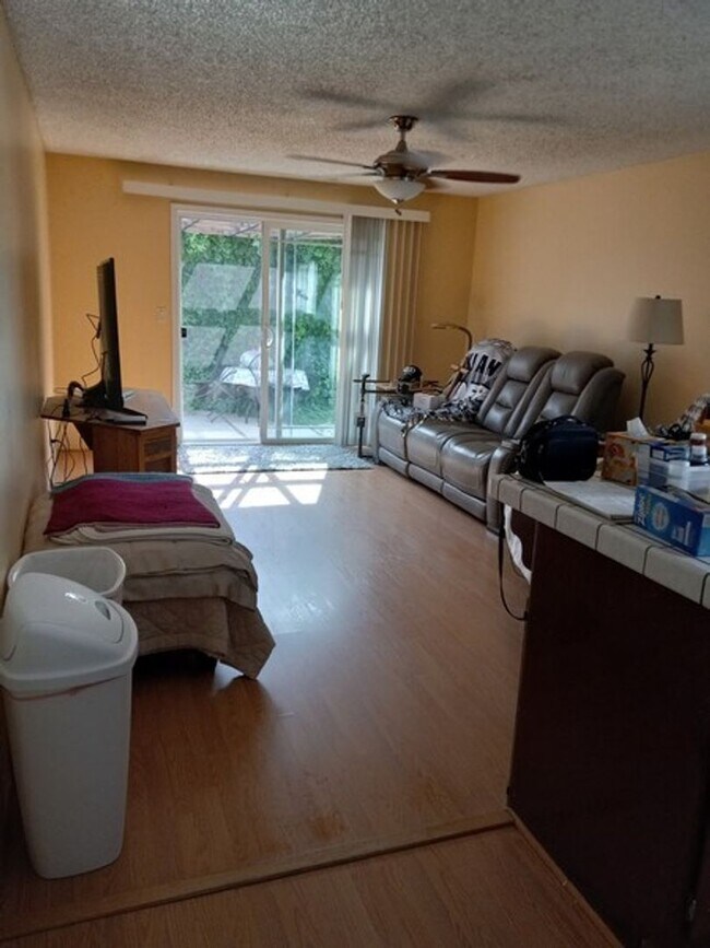 Foto del edificio - Three Bedroom Two Bath near Reed High