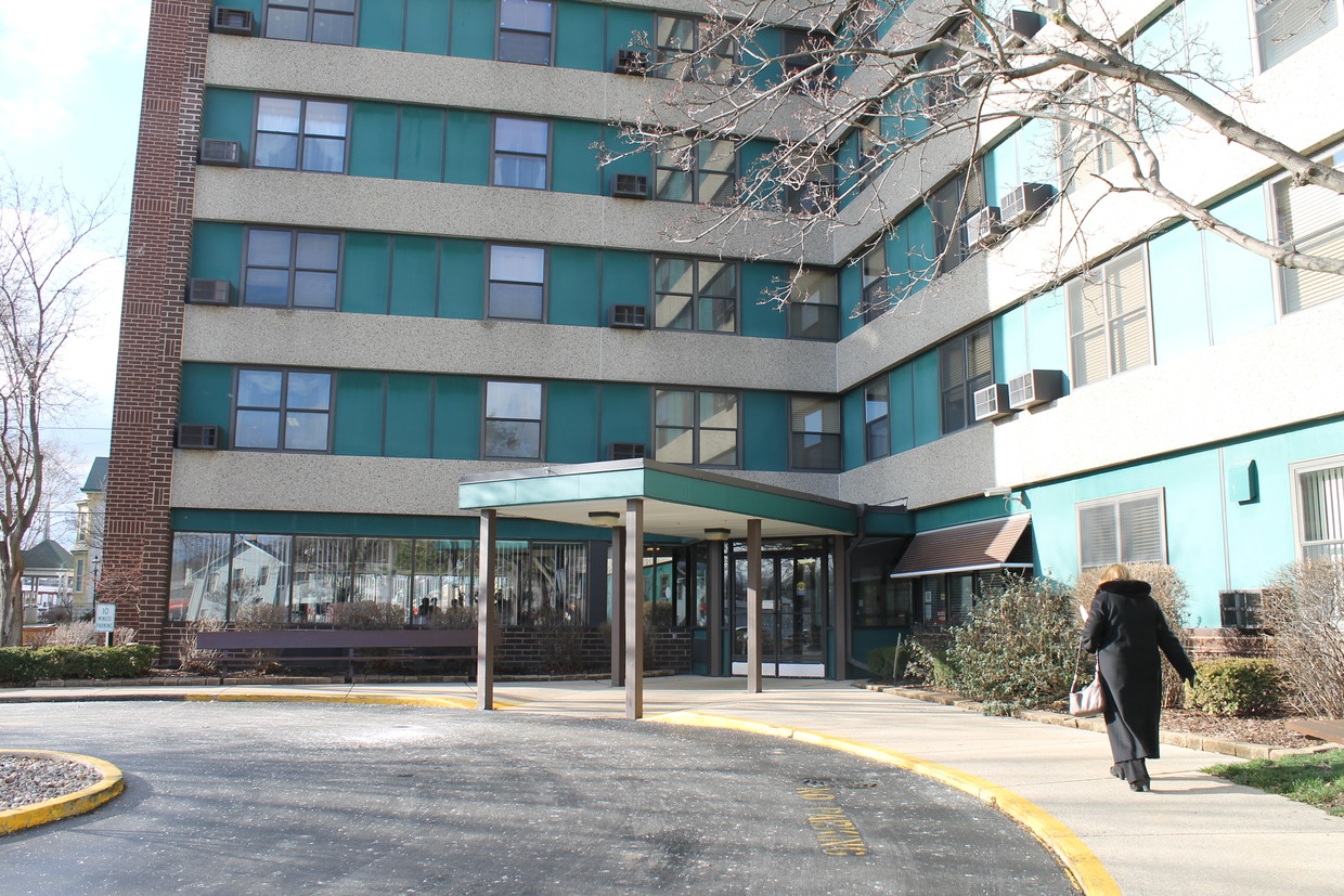 Exterior - 801 N East Ave