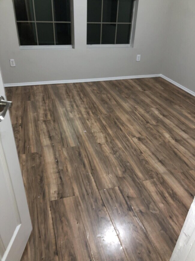 Foto del edificio - Recently remodeled townhome with 4 bedroom...