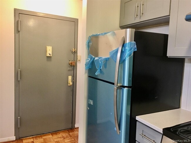 Building Photo - 68-03 41st Ave