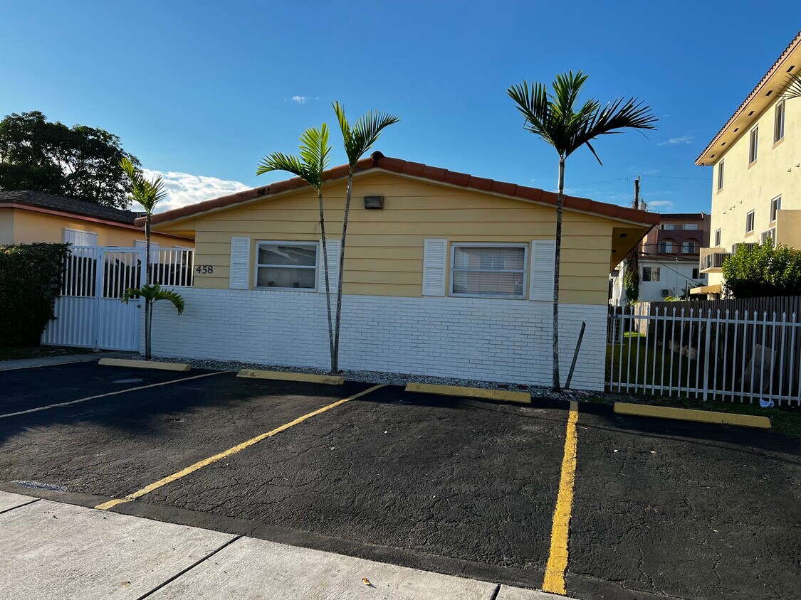 Foto principal - 458 E 24th St