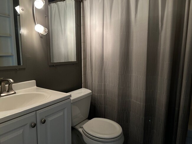Building Photo - Get 2 FREE WEEKS!! Stunning 2 Bedroom 1 Ba...