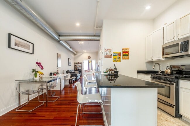 Foto del edificio - Stunning, Chic 2-Bedroom Apartment in the ...