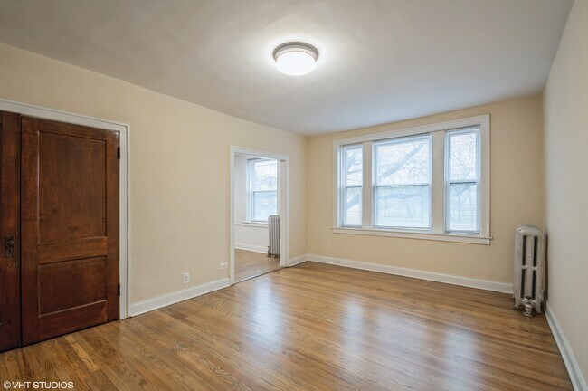 Foto del edificio - 3806 W Irving Park Rd
