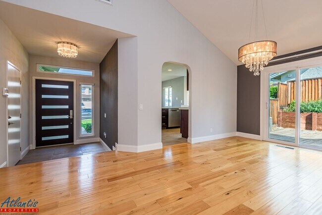 Foto del edificio - Gorgeous Home | Remodeled | Desirable Location