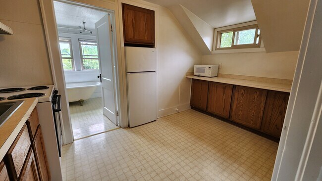 Kitchen - 1143 Beaconsfield Ave