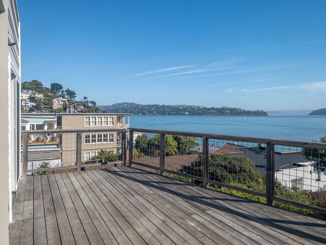 Building Photo - Stunning, Newly Remodeled, Top Floor Flat, Huge Private Deck,  Bay Views, Laundry! Parking! PROGR...