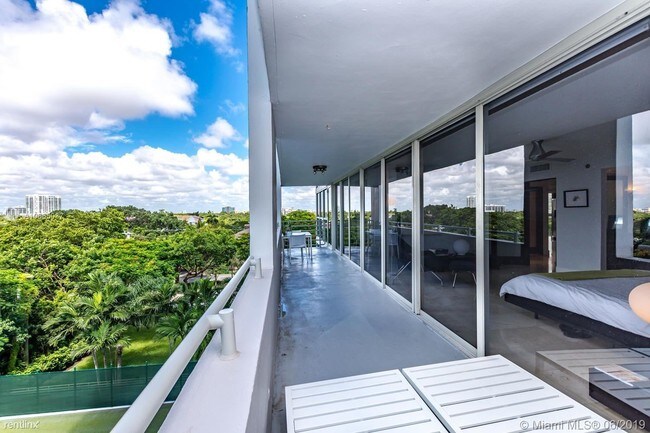 Building Photo - 2 br, 0.5 bath  - 2025 Brickell Ave Apt 806B