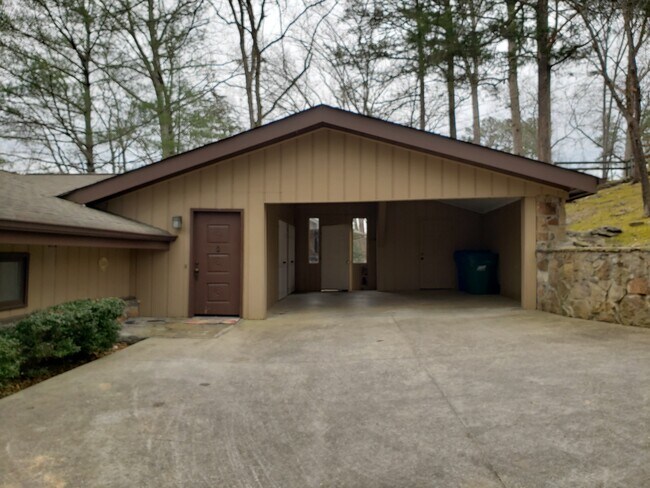 Garaje para 2 coches con dos zonas de almacenamiento. - 7415 Savannah Dr