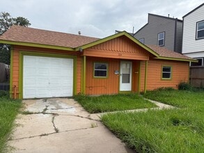 Building Photo - 221 Noras Ln