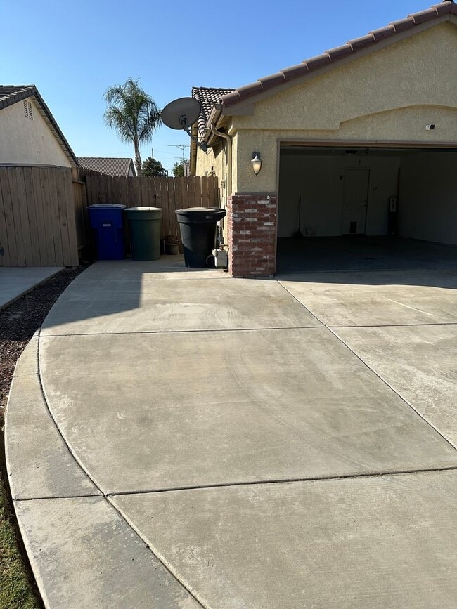 Building Photo - Lemoore’s finest