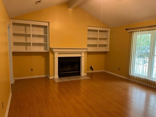 Building Photo - Spacious 3bedroom/2 bathroom home
