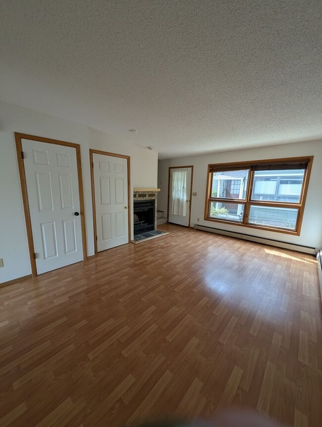 Building Photo - Cute 3 Bedroom Condo w/ Bonus Room - Walki...