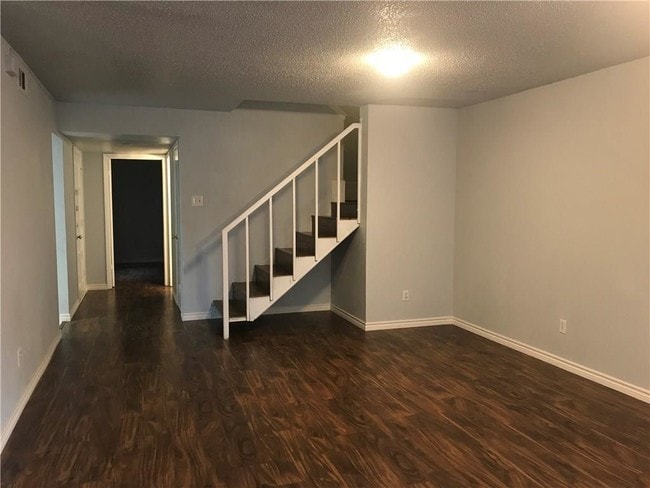Building Photo - 3022 Eastpark Dr