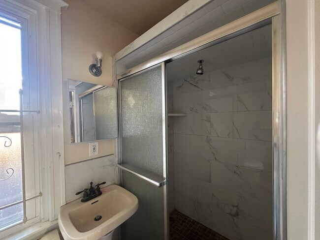 Baño principal - 4115 L St