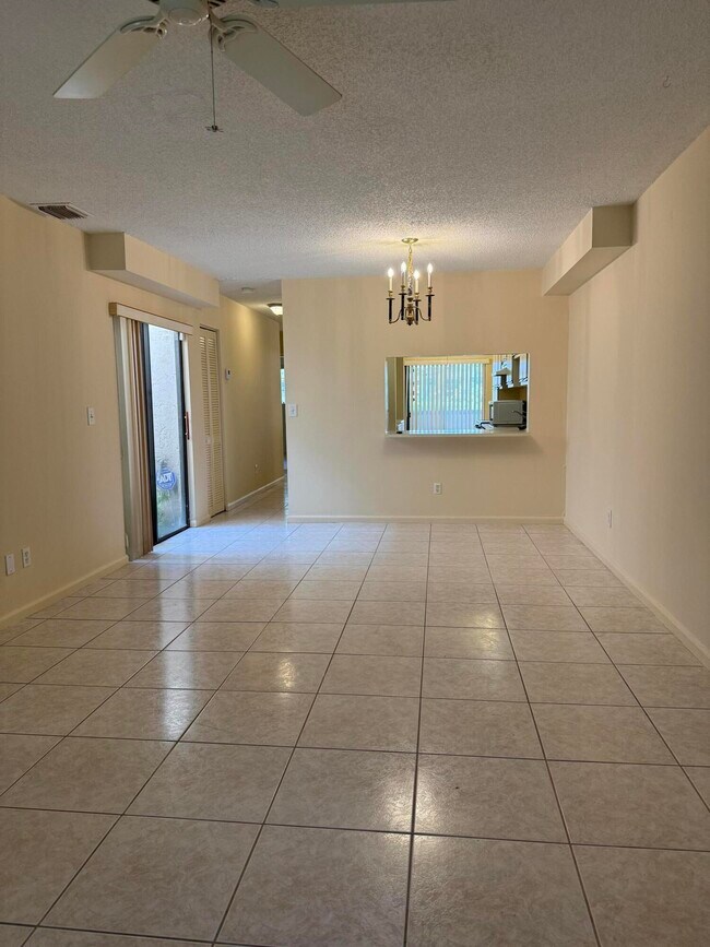 Foto del edificio - 12028 Royal Palm Blvd