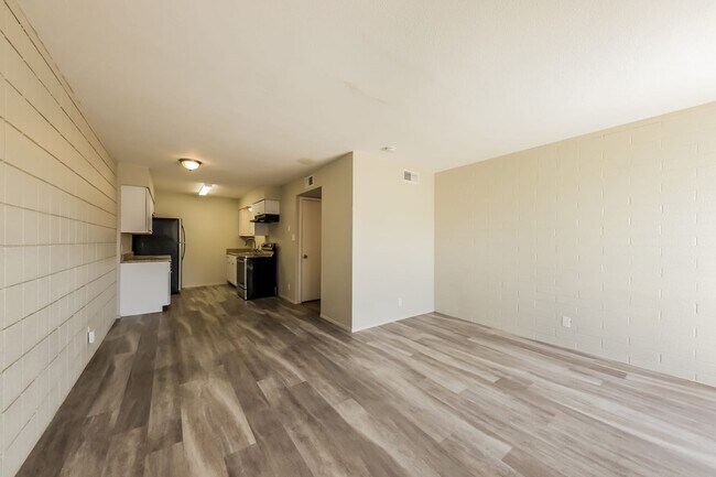 Foto del edificio - 2034 W Cactus Rd Unit D