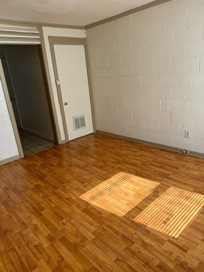 Building Photo - Affordable, Spacious, Newly Renovated 2 BR...