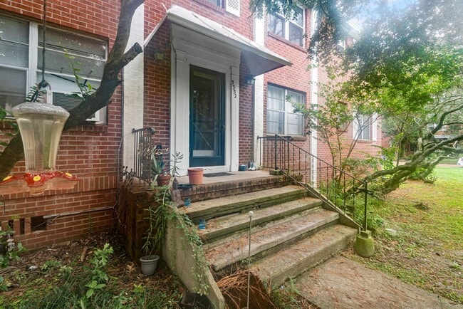 Building Photo - Renovated 2 bedroom, 1 bath Mid City condo!