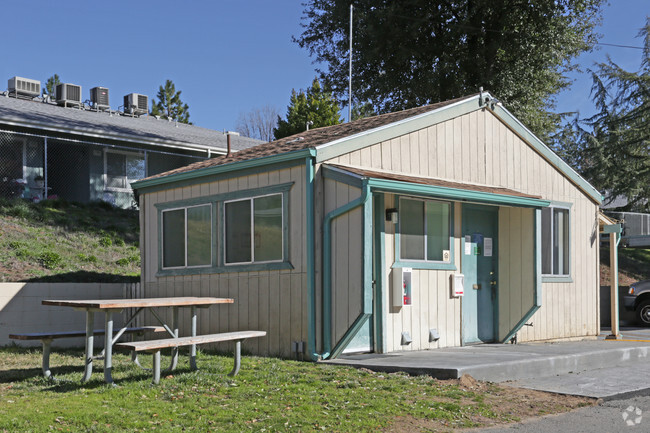 Building Photo - Valley Oaks