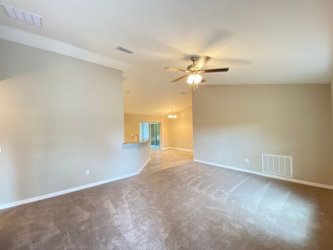 Foto del edificio - Custom Home - Desirable SW Ocala neighborhood 3/2/2 ** Wont Last**