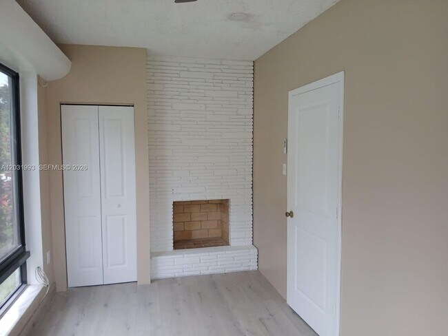 Foto del edificio - 1400 NE 148th St