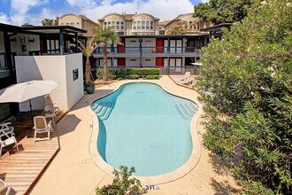 Building Photo - 1501 Hyde Park Blvd