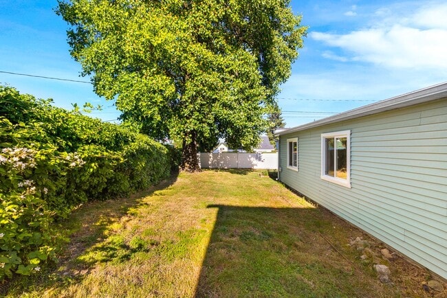 Building Photo - White Center/Burien 3 Bedroom Rambler - Large Fenced Yard