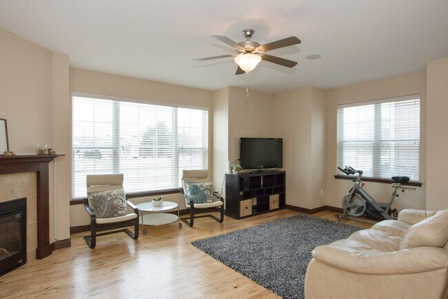 Foto del edificio - 320 Clark Dr