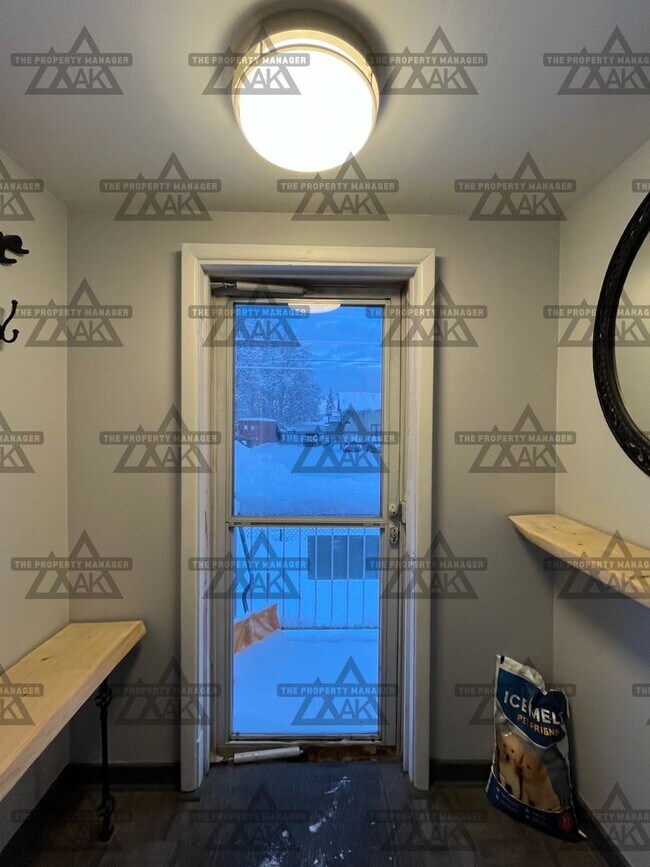 Foto del edificio - Dog-Friendly Tri-Level Home on Double Lot with Fenced Yard