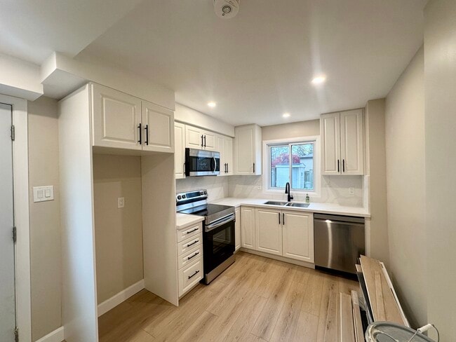 Building Photo - 751 Hillcroft St