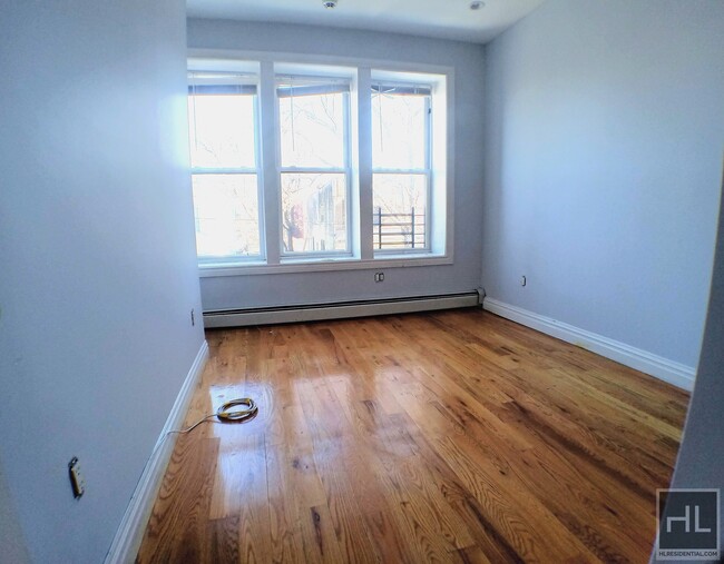 Building Photo - Large Sunny Four-Bedroom apartment with Sp...