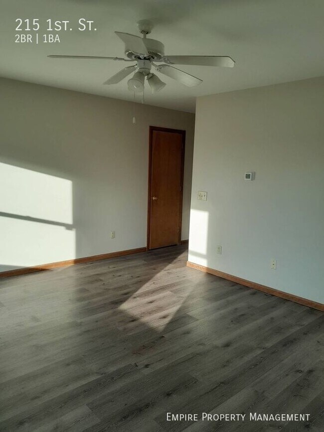 Foto del edificio - 2nd Floor: 2 Bedroom/ 1 Bathroom Apartment...