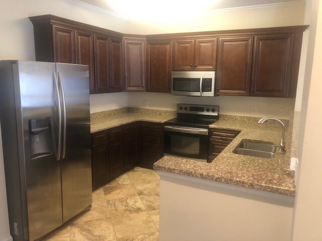 Kitchen - 207 E Stableford Dr