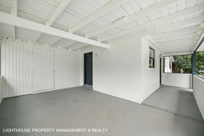 Building Photo - Renovated 3 Bed/2 Bath Home with Den & Off...