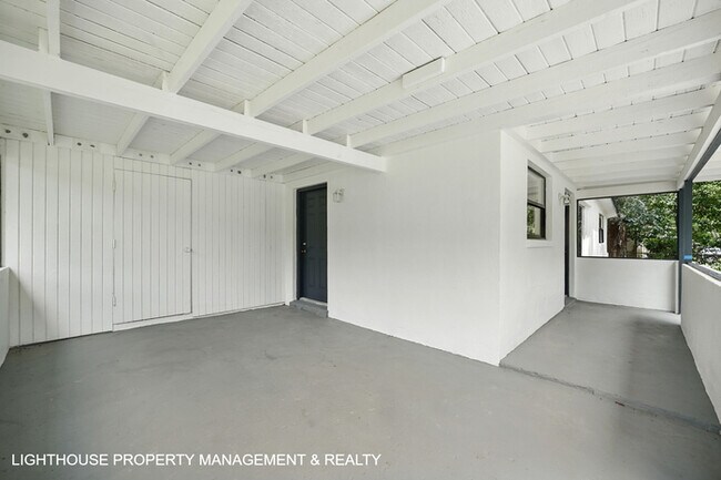 Foto del edificio - Renovated 3 Bed/2 Bath Home with Den & Off...