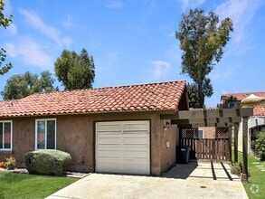 Building Photo - 2552 Granada Cir