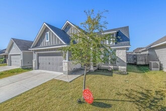 Building Photo - FEB 2026! Beautiful 3/2 Home w/ Huge Backyard in Edgewater!