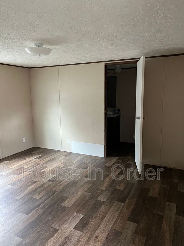 Building Photo - 120 Shamrock Park Dr