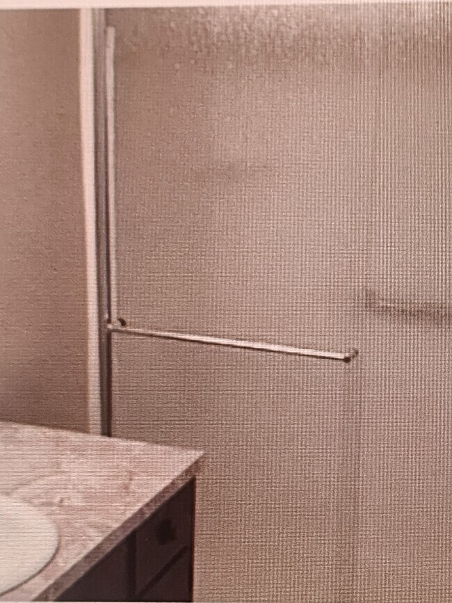 Baño de la planta baja - 50 NE Village Squire Ave